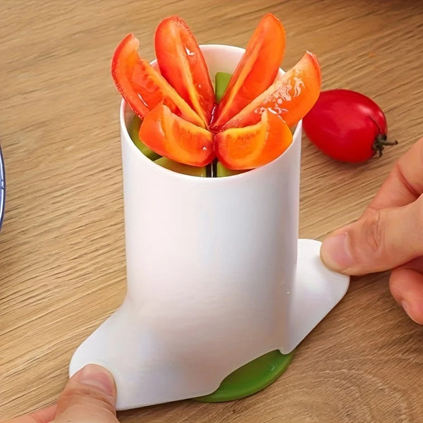 Una mano sostiene un cortador y rebanador de vegetales blanco lleno de tomates rebanados y un tomate cherry entero.