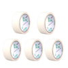 Cuatro rollos de cinta de enmascarar blanca con cinta estampada verde sobre fondo blanco