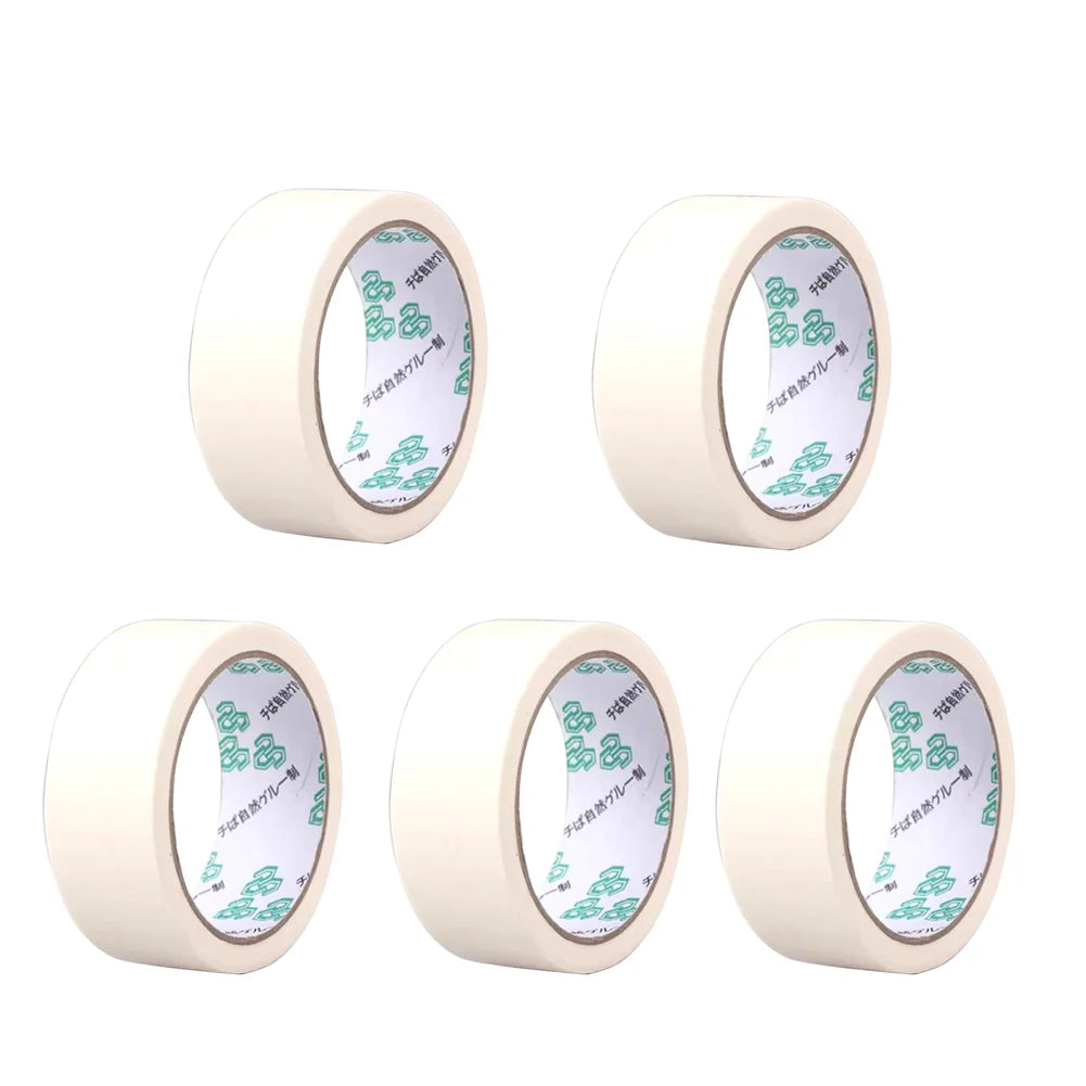 Cuatro rollos de cinta de enmascarar blanca con cinta estampada verde sobre fondo blanco