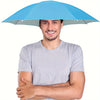 Un homme portant un chapeau parapluie bleu clair sur la tête pour se protéger du soleil et de la pluie.