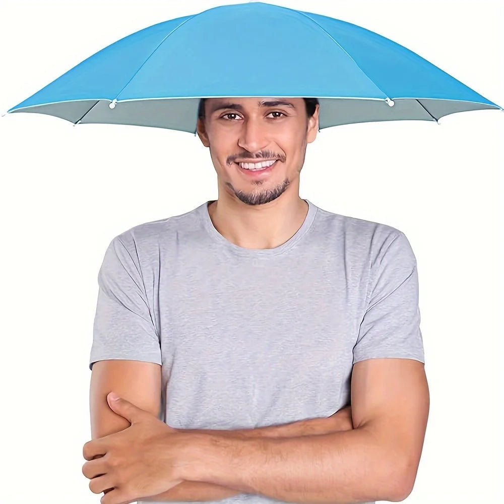 Un homme portant un chapeau parapluie bleu clair sur la tête pour se protéger du soleil et de la pluie.