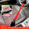 Un mécanisme à sangle et clip rouge sécurise un volant à un point d'ancrage de ceinture dans l'habitacle d'une voiture.