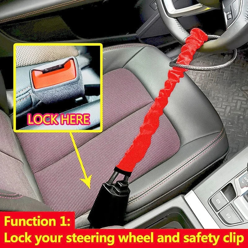 Un mécanisme à sangle et clip rouge sécurise un volant à un point d'ancrage de ceinture dans l'habitacle d'une voiture.