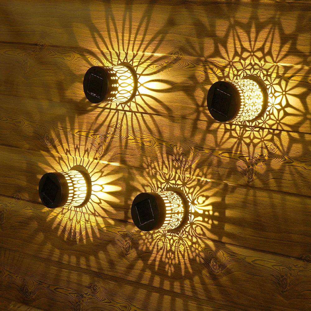 Primer plano de una pared de madera iluminada por luces solares que proyectan intrincados patrones florales en la sombra.