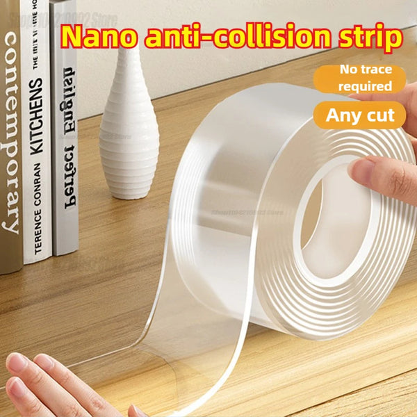 Rollo de cinta anti-colisión nano transparente siendo desenrollado sobre una superficie de madera.