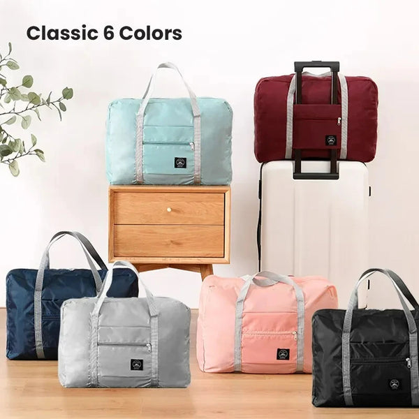 Seis bolsas de viaje plegables y de colores clásicos sobre una superficie de madera.
