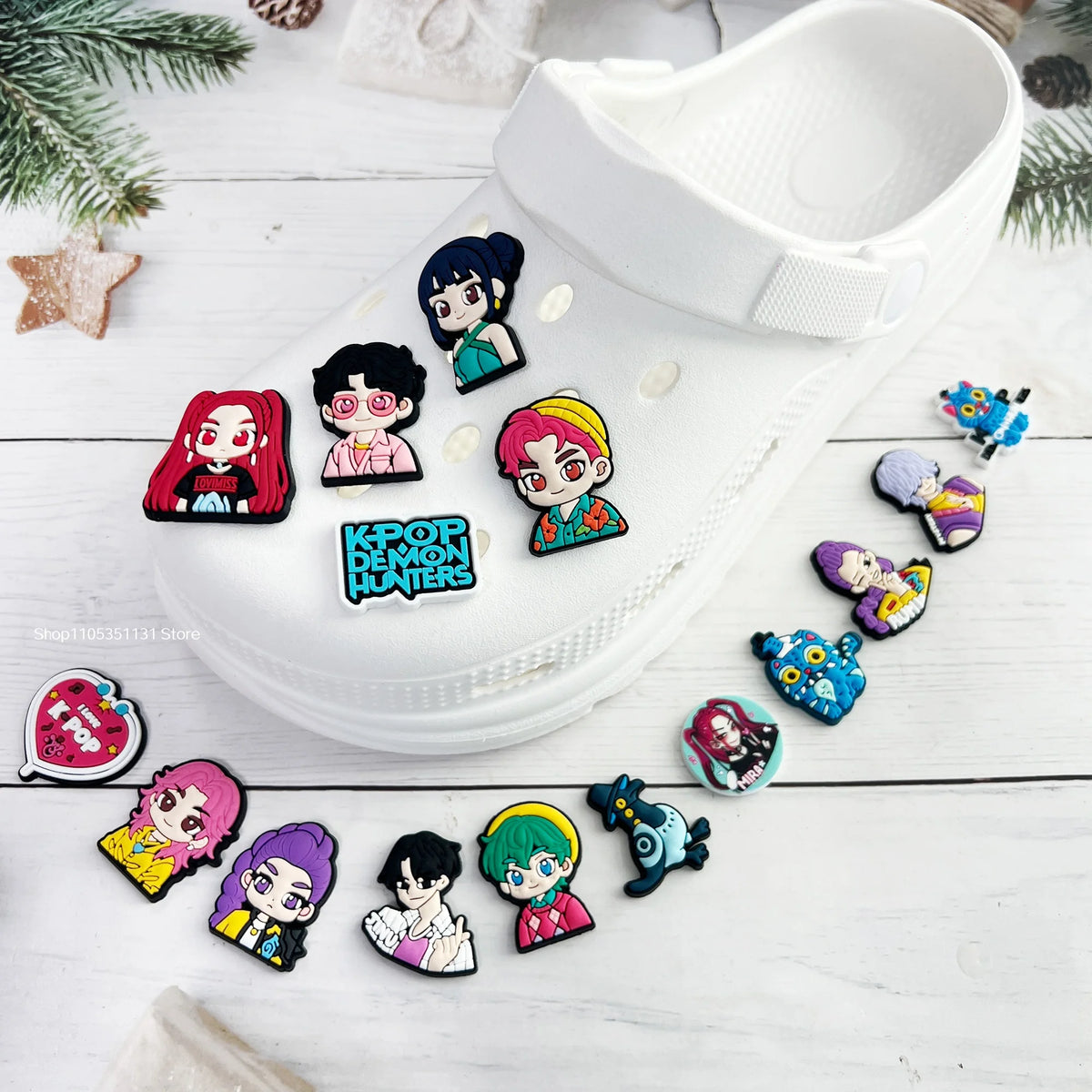 Un charm de chaussure blanc avec divers charms de personnages chibi aux cheveux foncés et tenues colorées