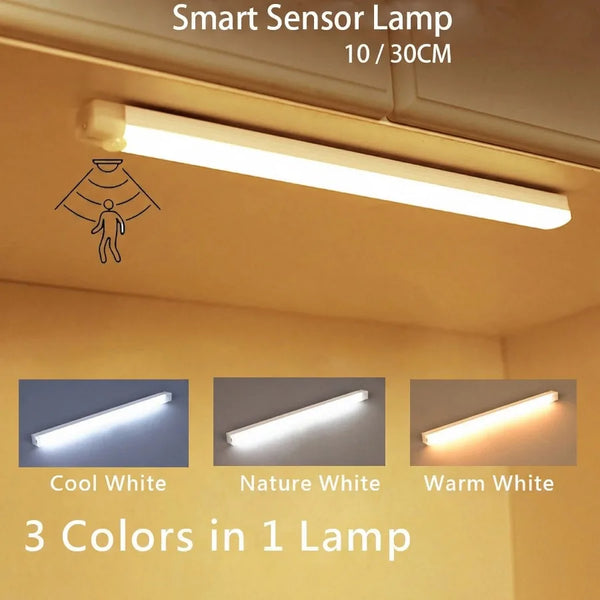 Smarte Sensorlampe mit drei Farboptionen: Cool White, Nature White und Warm White, montiert an der Decke.