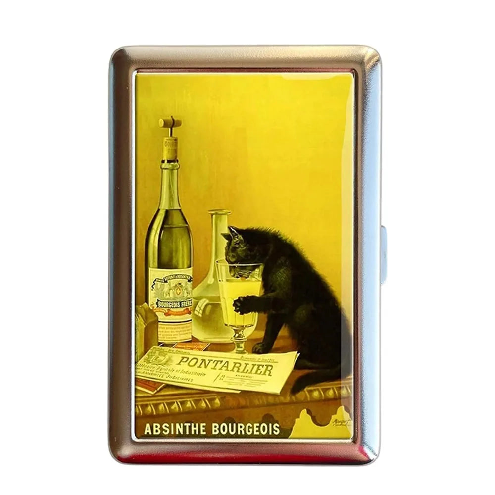 Estuche de tarjeta metálico vintage con fondo amarillo, una botella y un gato negro.
