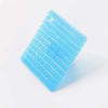 Un set de tampons à vaisselle en silicone bleu vif et brosse à fissures à poils texturés.