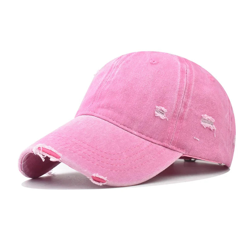 Rosa Vintage-Baseballkappe aus gewaschener Baumwolle mit abgenutzten Stoffdetails.