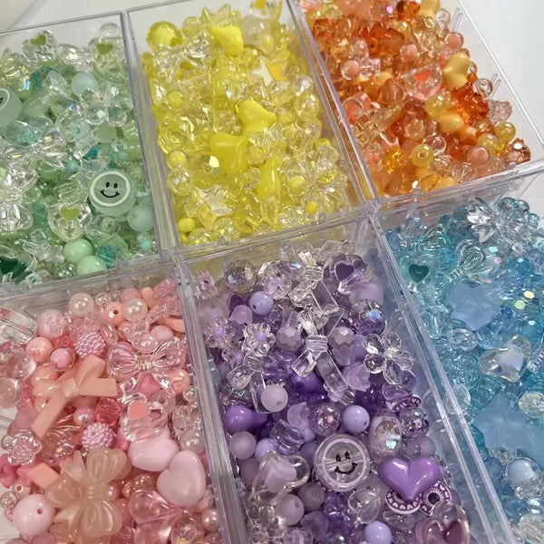 Collection de perles acryliques colorées dans diverses nuances, y compris vert, jaune, orange, rose et violet.
