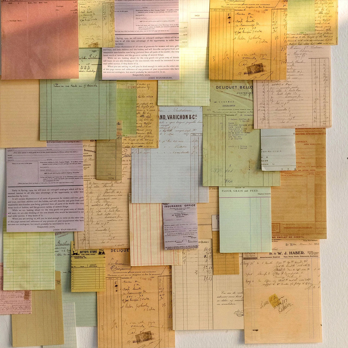 Collection de papier de scrapbooking vintage, incluant lettres vieilles, notes manuscrites et papiers texturés.