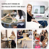Eine Frau benutzt einen personalisierten Schlüsselhaken für Taschen und Accessoires auf einem Tisch.