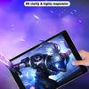 Eine Hand hält ein iPad mit einer Videospielszene und Text, der ein bestes Gaming-Erlebnis bewirbt.