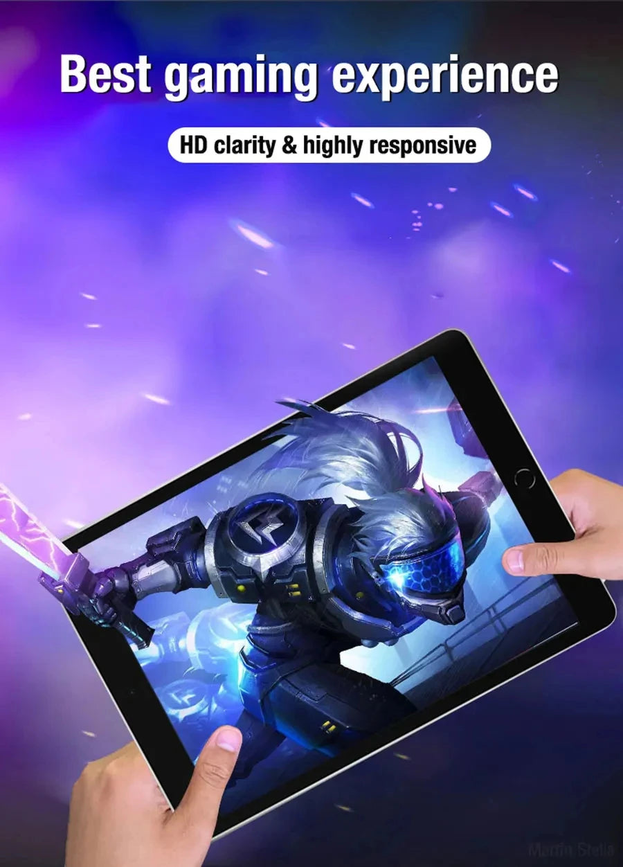 Eine Hand hält ein iPad mit einer Videospielszene und Text, der ein bestes Gaming-Erlebnis bewirbt.