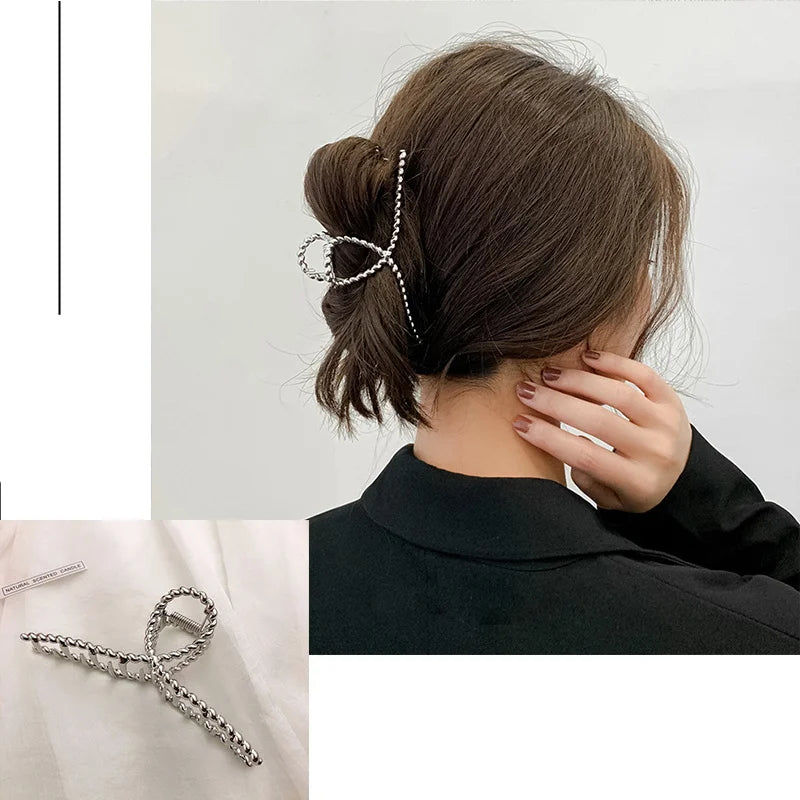 Frau mit hochgestecktem Haar und einem geometrischen Kreuz-Haarkämmchen.