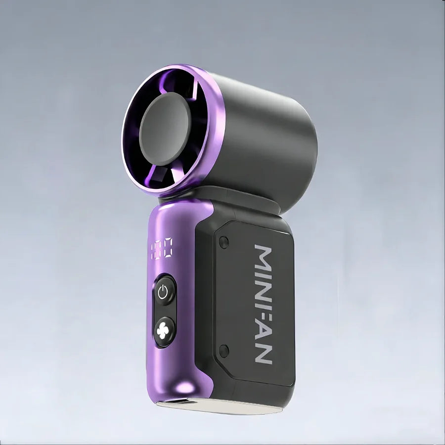 Portabler Mini-Handheld-Turboventilator in lila und schwarz vor hellem grauem Hintergrund.