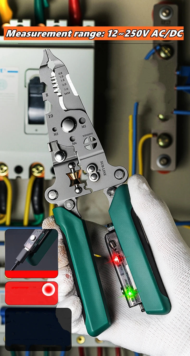 Eine Hand hält einen grünen Drahtstripper und elektrische Prüfzange neben einer Steckdosenleiste, die Werkzeuge zum Drahtstri