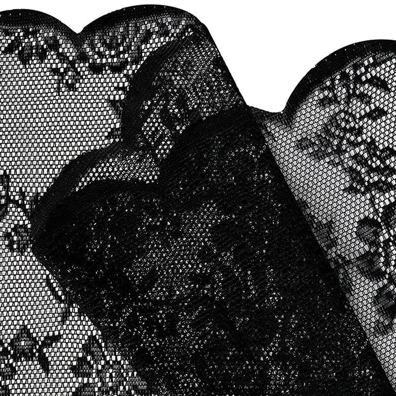 Gros plan de rideaux en dentelle florale noire avec des motifs complexes.