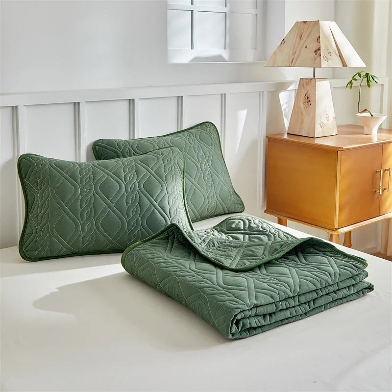Lightweight All-Season Quilted Bedding Set with Pillow Shams