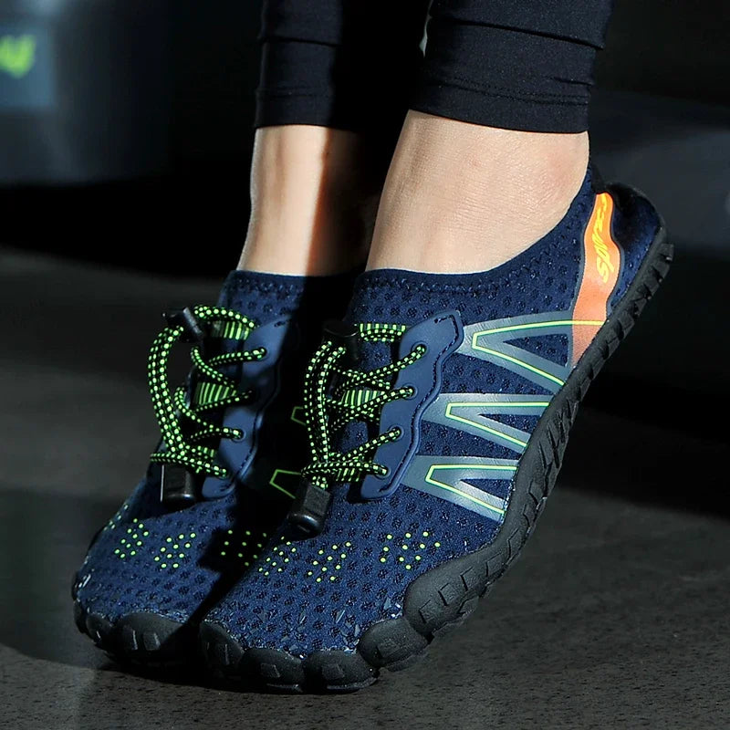Un par de zapatos acuáticos azul y gris de secado rápido con suelas de drenaje, vistos de lado.