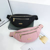 Pinkes Damen-Sport-Multi-Layer-Bauchtasche mit goldfarbenen Beschlägen auf weißem Untergrund.