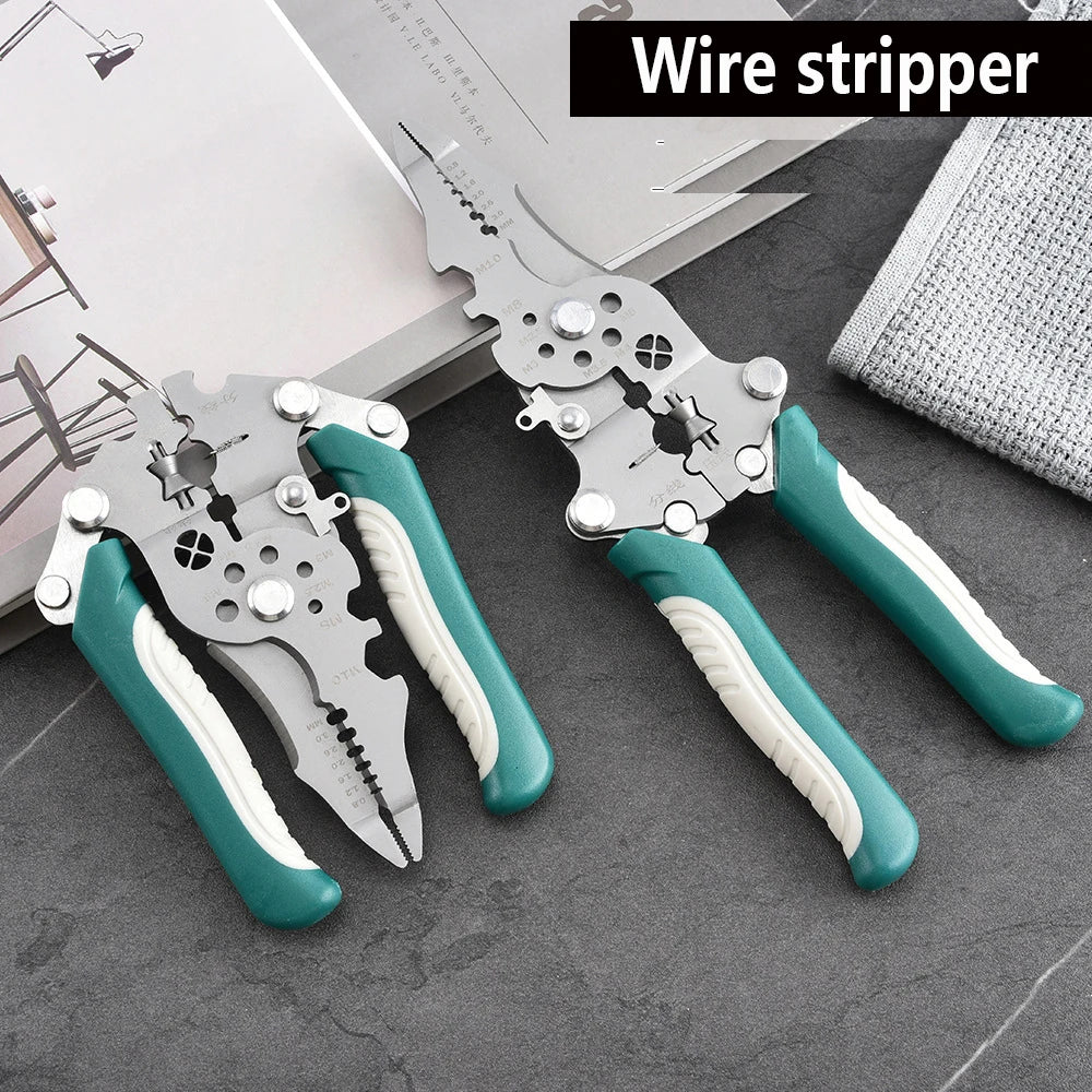 Une paire de coupe-fils multifonctionnels pliables vert et argentés posés sur une surface sombre.
