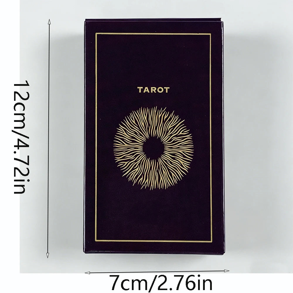 Boîte de tarot noir avec un design soleil doré et texte sur la couverture.