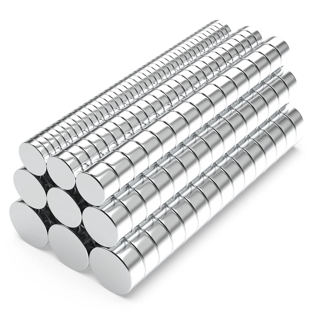 Nahaufnahme mehrerer Reihen silberner zylindrischer Neodym-Permanentmagnete.
