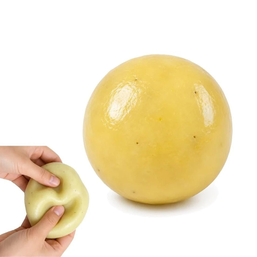 Una mano aprieta un juguete antiestrés grande, liso, amarillo y esférico.