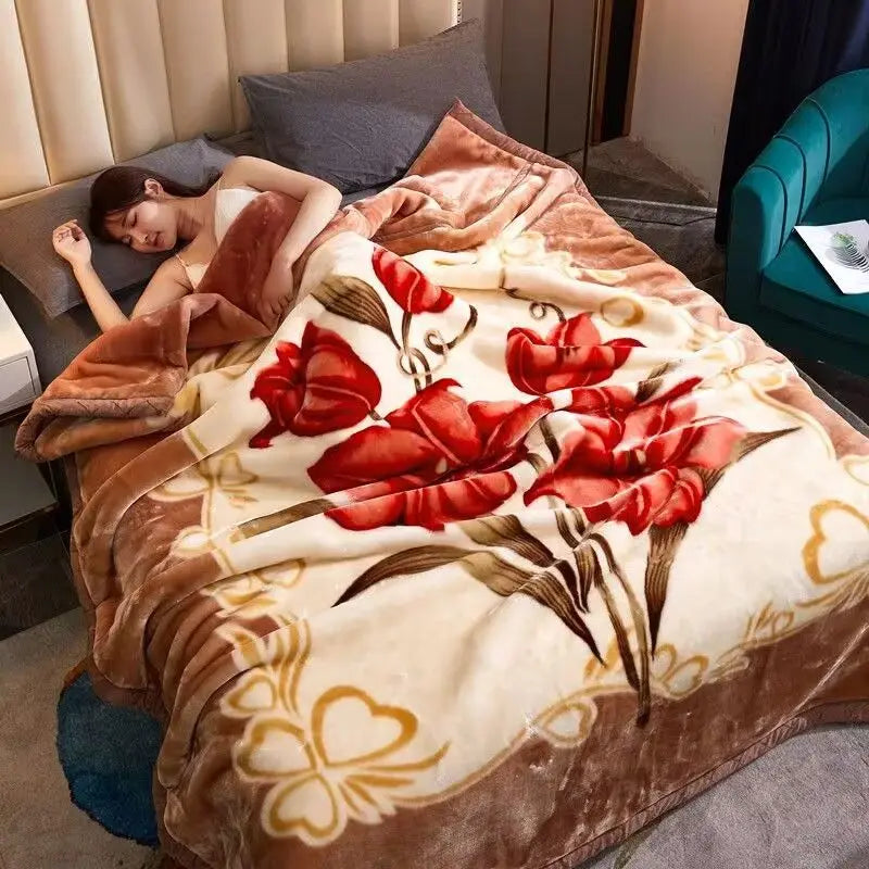 Eine Person entspannt sich auf einer flauschigen Decke mit rotem Rosenmuster in Braun- und Cremetönen.