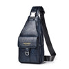 Dunkelblauer Ledergürtel mit silberner Schnalle und schwarzem Riemen, als Crossbody-Tasche.