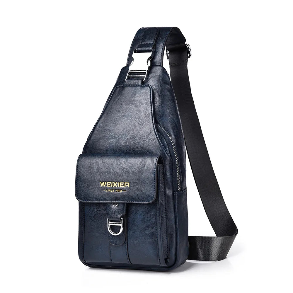 Dunkelblauer Ledergürtel mit silberner Schnalle und schwarzem Riemen, als Crossbody-Tasche.