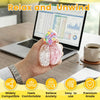 Eine Hand hält ein durchsichtiges Stressball-Kit neben einem Laptop und demonstriert dessen Verwendung.