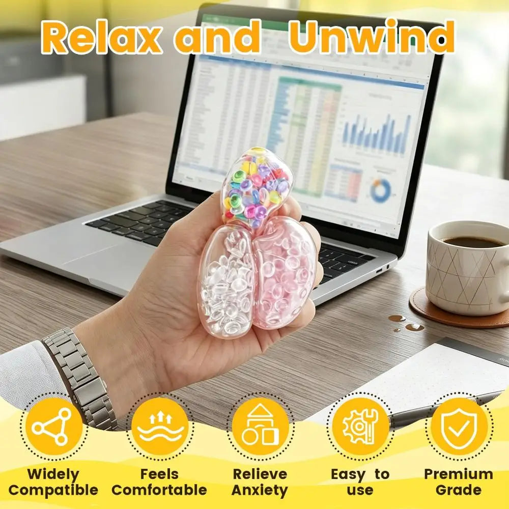 Eine Hand hält ein durchsichtiges Stressball-Kit neben einem Laptop und demonstriert dessen Verwendung.
