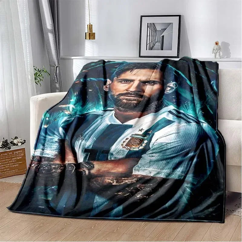Dunkelblaue und schwarze Decke mit Porträt eines bärtigen Mannes in einem Sporttrikot.