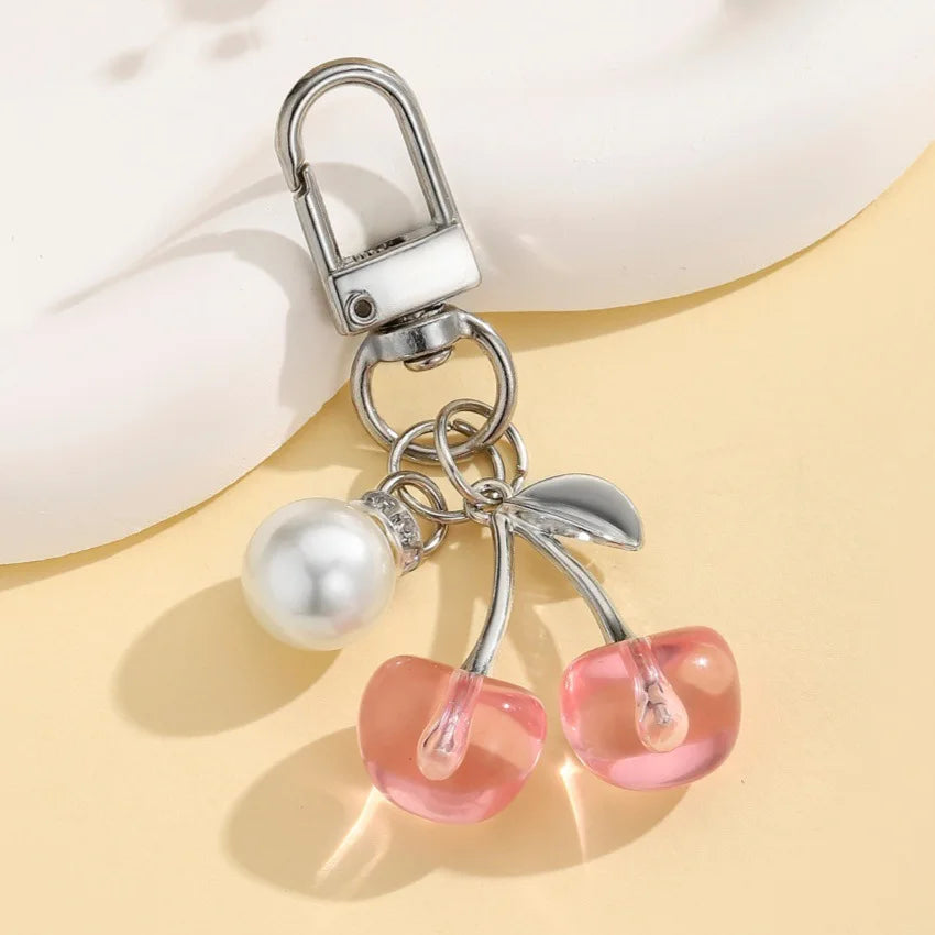 Silber-Schloss-Anhänger mit einer Perle und zwei rosa Acryl-Kirsch-Charms