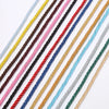 Eine Sammlung mehrfarbiger polyestergeflechtter Schnüre in verschiedenen Farben wie schwarz, pink, blau, gold und grau.
