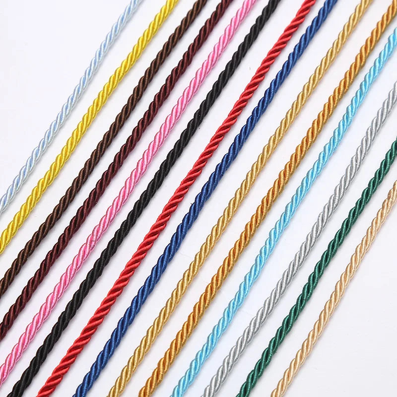 Eine Sammlung mehrfarbiger polyestergeflechtter Schnüre in verschiedenen Farben wie schwarz, pink, blau, gold und grau.