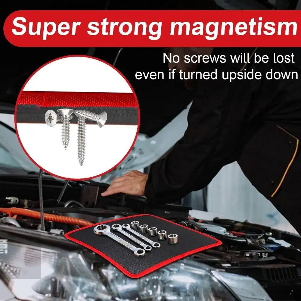 Une main pose un tapis d'outil magnétique robuste sur le compartiment moteur d'une voiture, démontrant une forte magnétisatio