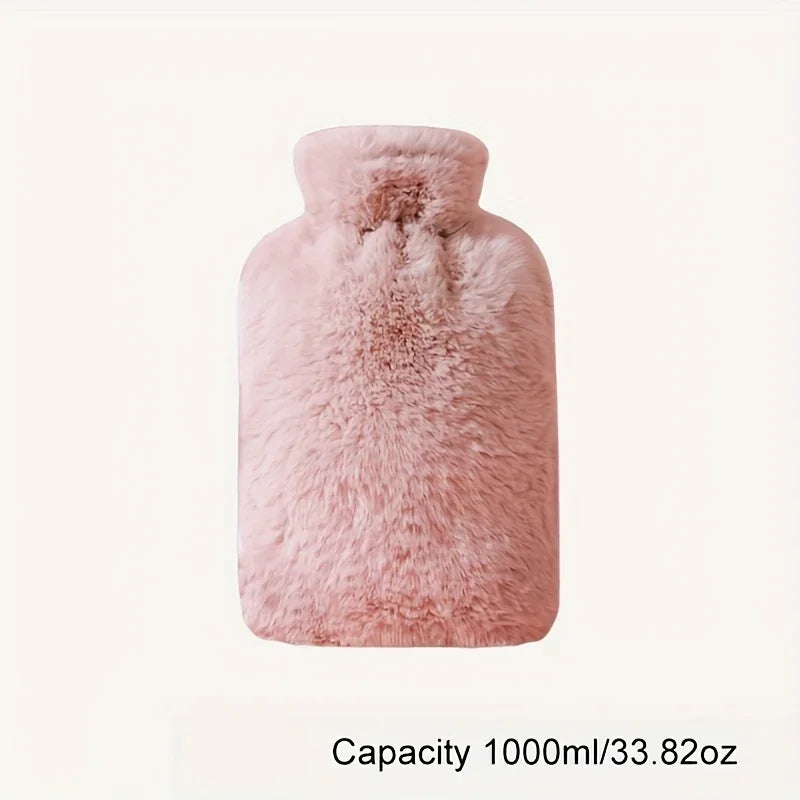 Eine weiche rosa Plüsch-Heißwasserflasche vor weißem Hintergrund.