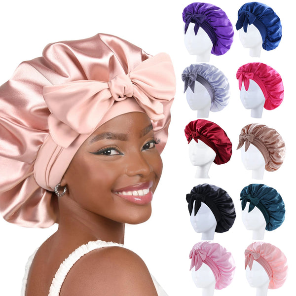 Una mujer modela un gorro de dormir de satén sedoso con lazos y estilos de varios colores para cabello rizado.
