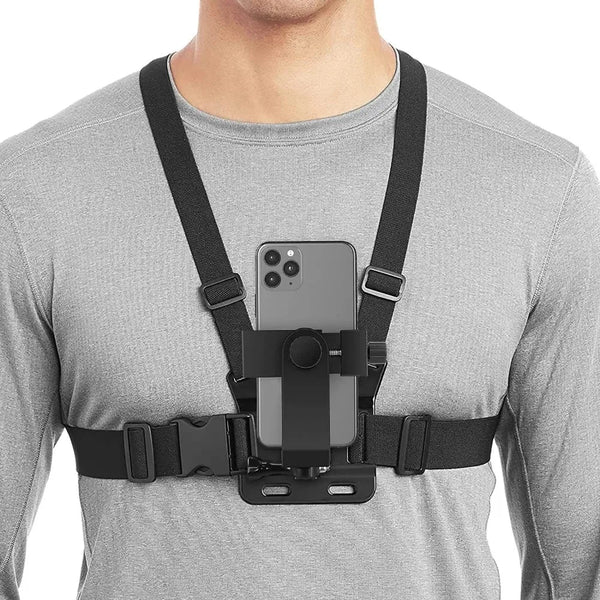 Support noir réglable pour smartphone porté sur une chemise grise à manches longues.