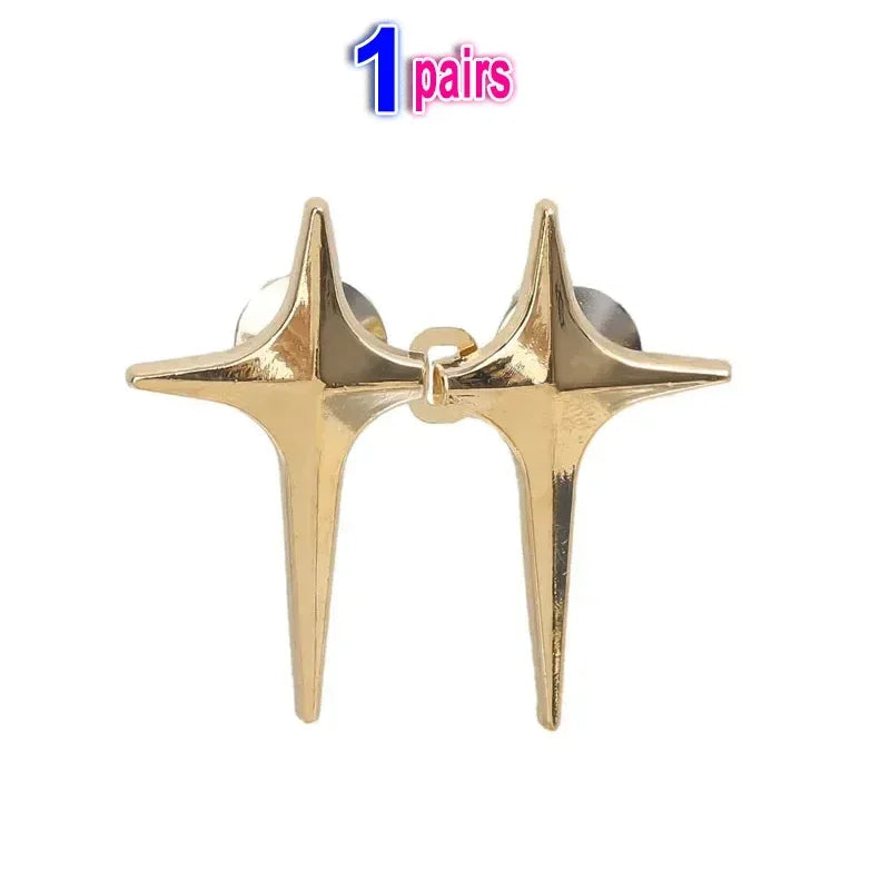 One pair of gold-toned Y2K star waist tightener clips for jeans.