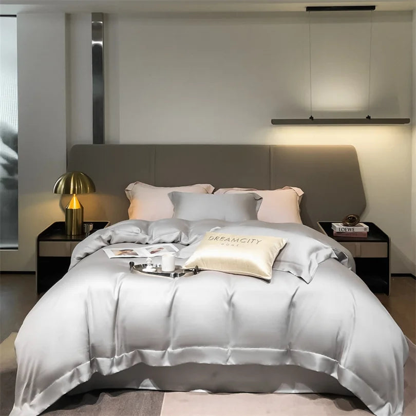 Luxuriöses Bett mit hellgrauer Bettwäsche und Kissen in einem modernen Schlafzimmer.
