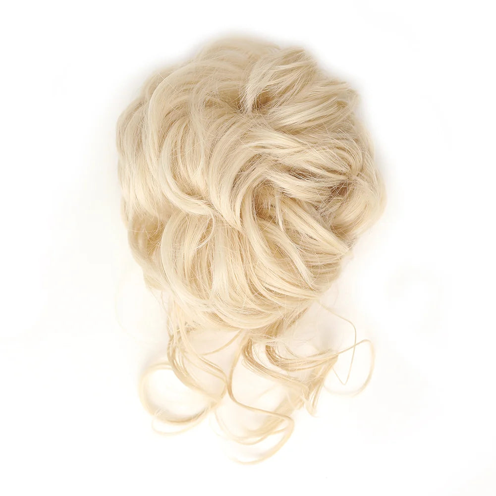 Extension de cheveux synthétiques blondes coiffée en chignon déco avec une pince