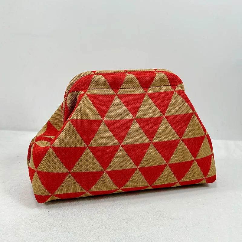 Clutch de tejido rojo y beige con patrón de diamante.