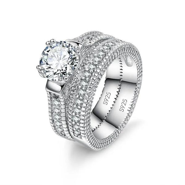 Primer plano de un anillo de compromiso con diamante brillante en plata de ley 925.