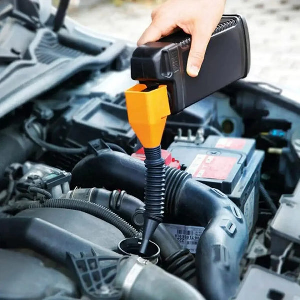 Eine Hand verwendet einen orangen Sieb, um Treibstoff in eine Motorhaube zu überführen.